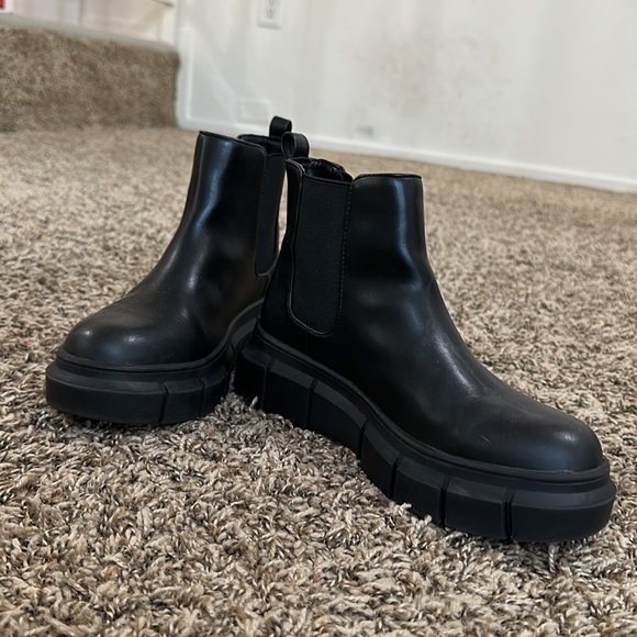 BP. Niya Lug Sole Chelsea Boot in Black - Picture 3 of 8